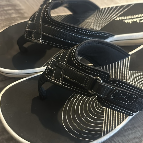 Women’s Clark’s CloudSteppers sandals, black and white - Picture 3 of 4